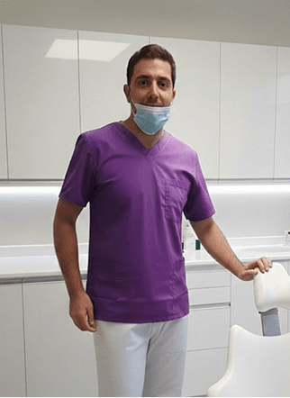 Tannlege som ønsker pasienter velkommen på Flextooth-klinikken i Kongsvinger